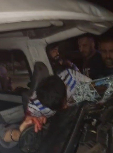 Kontrolden çıkan otomobil ağaca çarptı