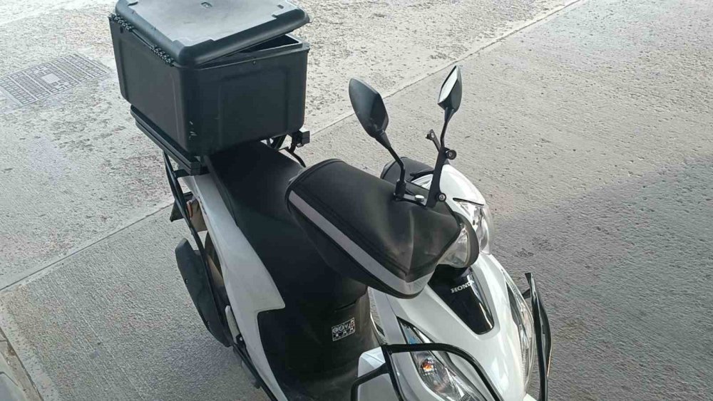 Motosiklette dengesini kaybedip düştü