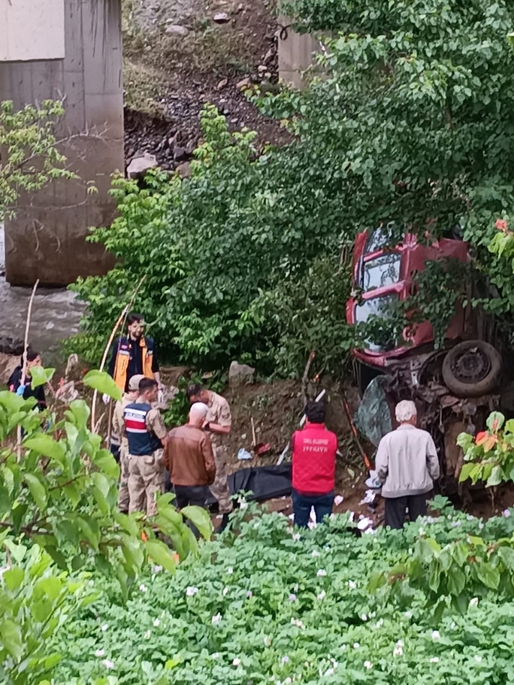 Hafif ticari araç, köprüden Harşit Çayı’na uçtu: 2 ölü, 3 yaralı