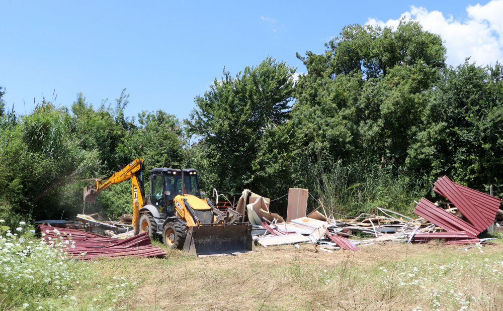 Hazine arazisine yapılan kaçak yapılar yıkıldı