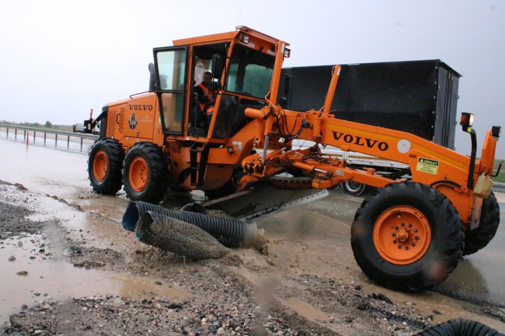 Nevşehir'de sağanak; Niğde ve Aksaray'a ulaşım kontrollü sağlanıyor