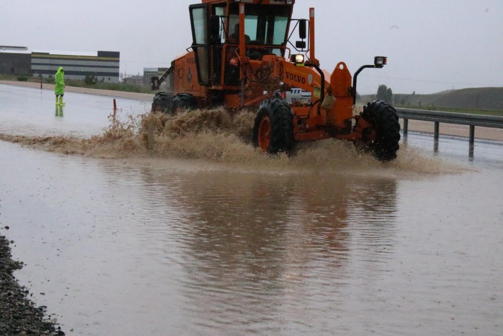Nevşehir'de sağanak; Niğde ve Aksaray'a ulaşım kontrollü sağlanıyor