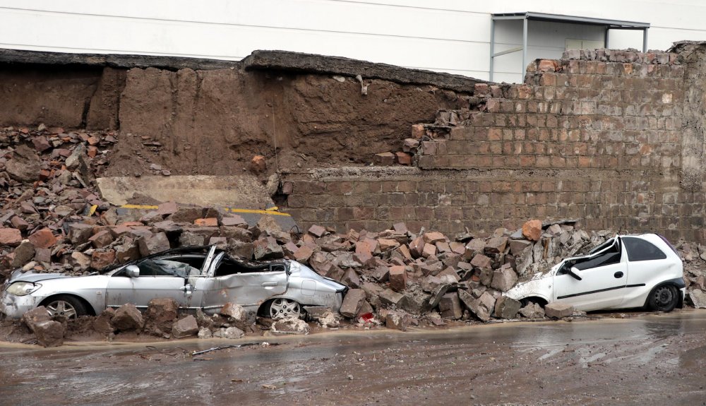 Sağanak nedeniyle yıkılan istinat duvarı 3 aracın üstüne çöktü