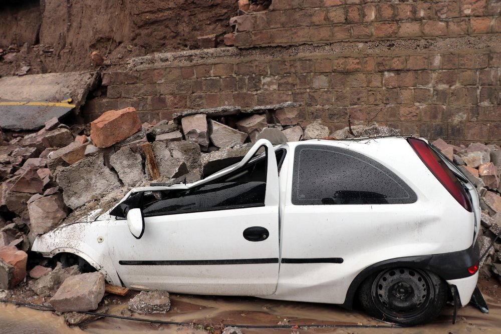Sağanak nedeniyle yıkılan istinat duvarı 3 aracın üstüne çöktü