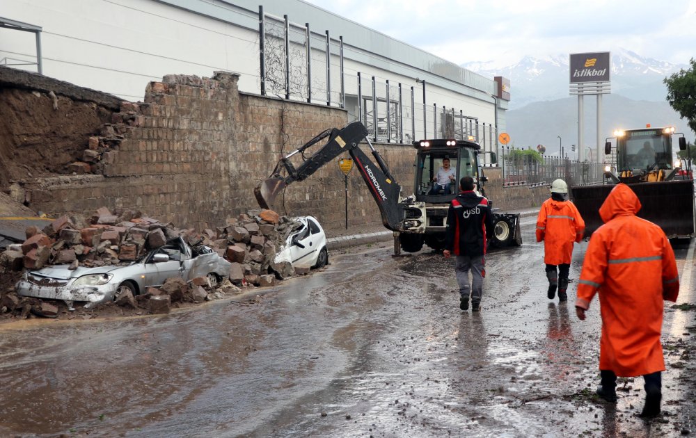 Sağanak nedeniyle yıkılan istinat duvarı 3 aracın üstüne çöktü