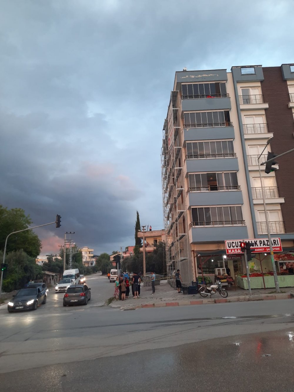 Sıva yaparken 5'inci kattaki iskeleden düşen işçi öldü