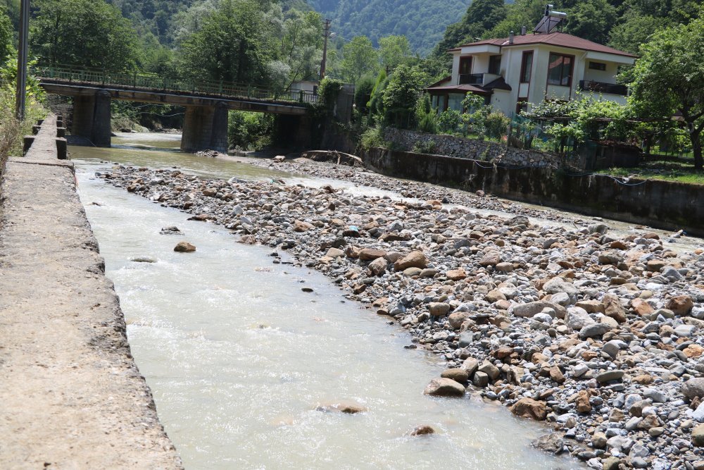 Su baskını yaşanan mahallede vatandaşlar temizliğe başladı