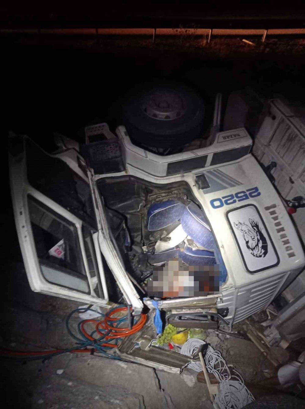 Antalya'da kamyon devrildi: 1 ölü, 1 yaralı