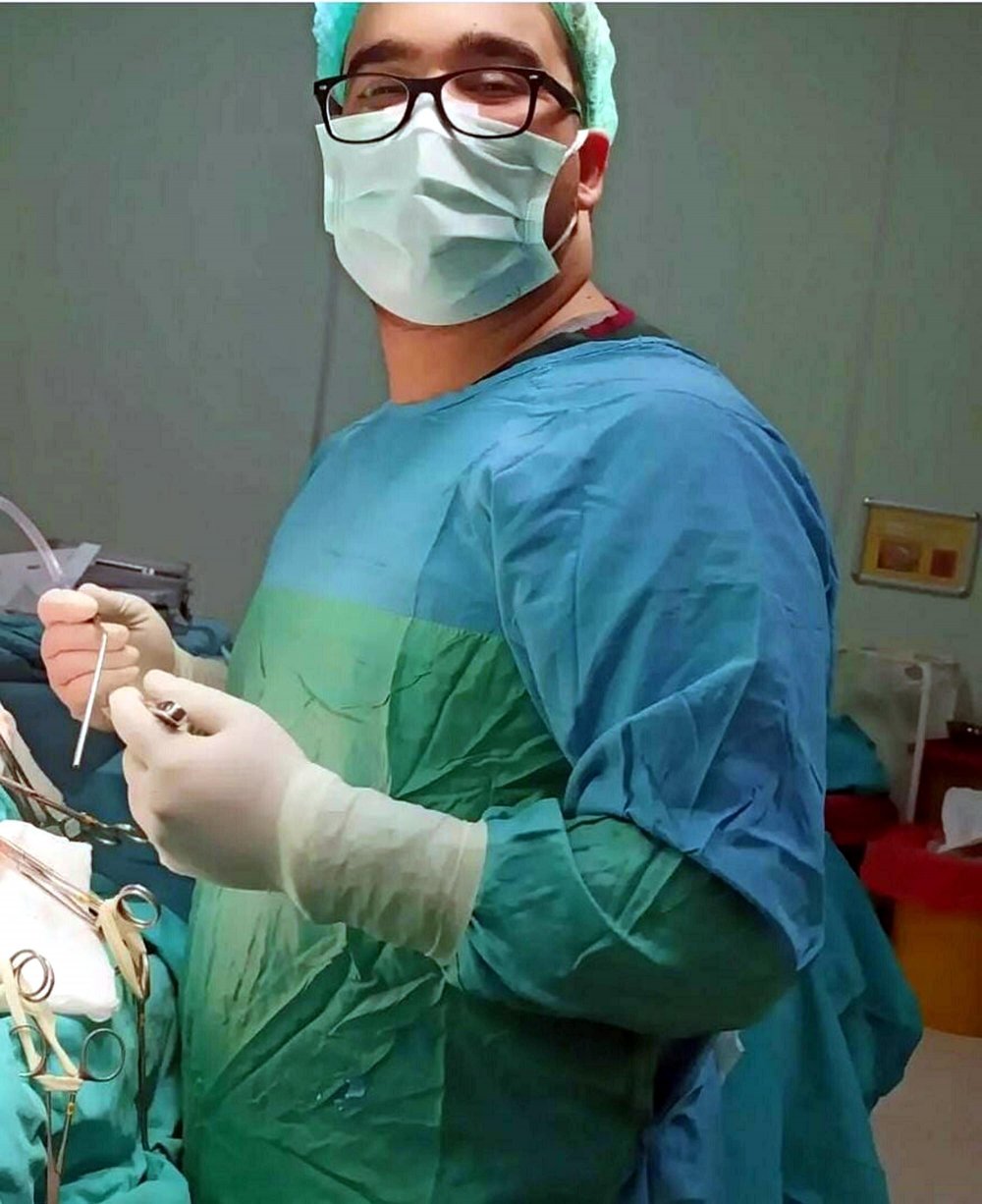 Doktora yumruk atıp, bıçakla tehdit eden sanığa haksız tahrik ve takdir indirimi