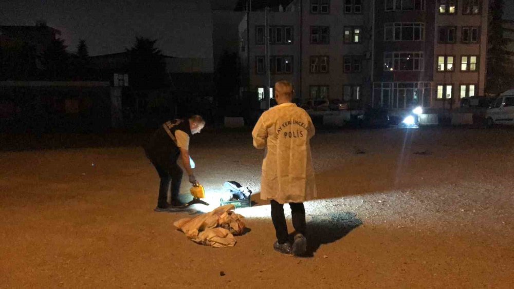 Yanan otomobili bırakıp kaçtı: Aracın üzerindeki piknik tüpü dikkat çekti