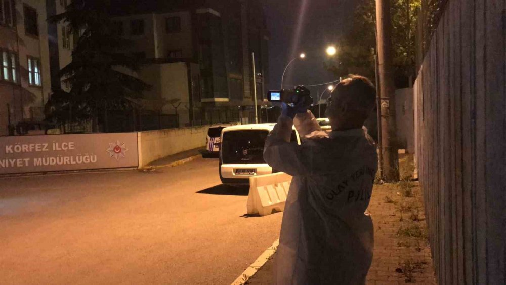 Yanan otomobili bırakıp kaçtı: Aracın üzerindeki piknik tüpü dikkat çekti