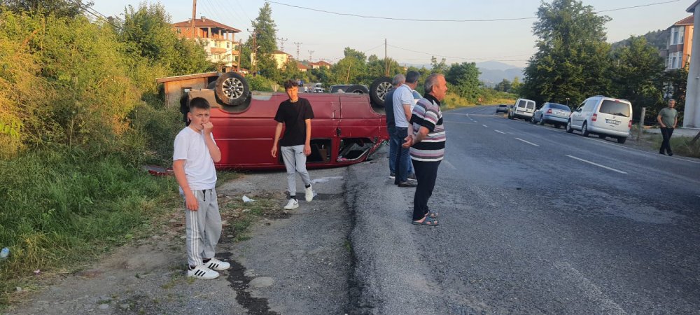 İşçilerin taşındığı minibüs ile otomobil çarpıştı: 7 yaralı