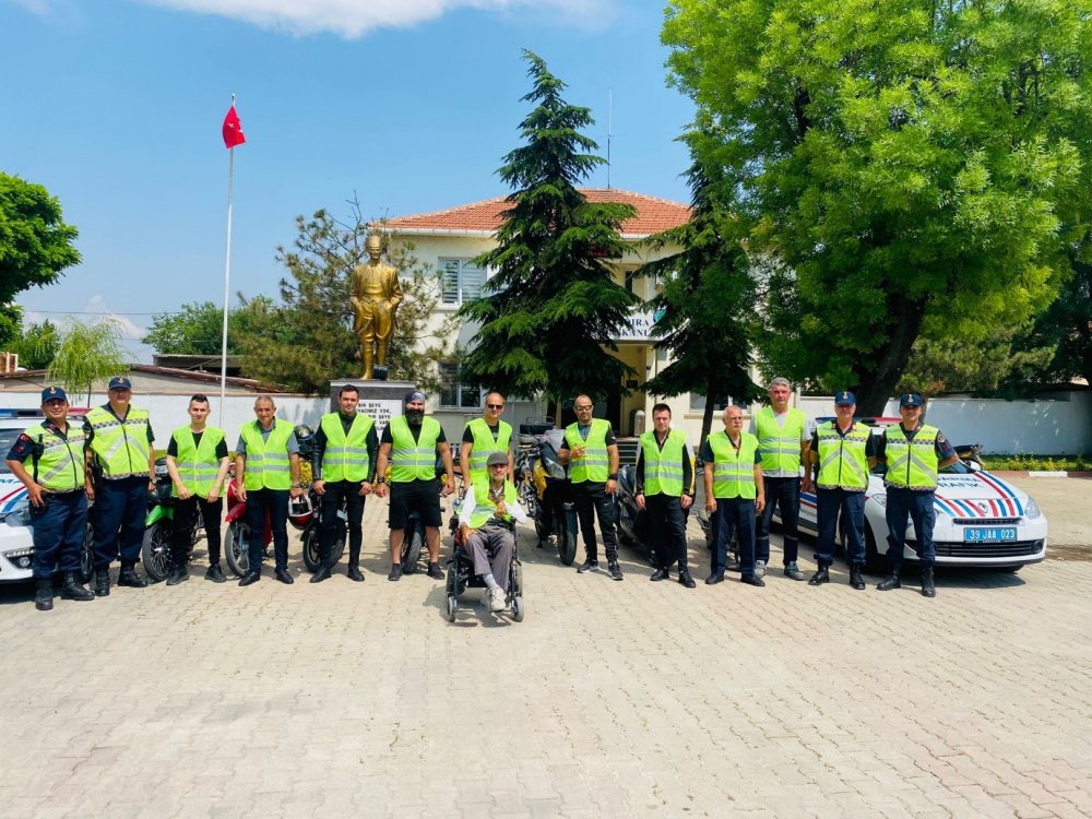 Jandarma, motosiklet sürücülerine reflektif yelek dağıttı
