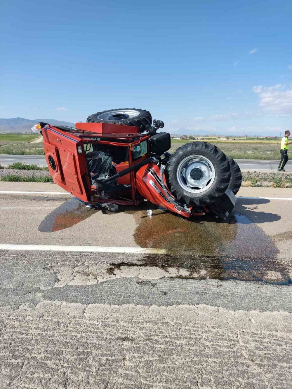 Konya’da traktör taşıyan tır devrildi