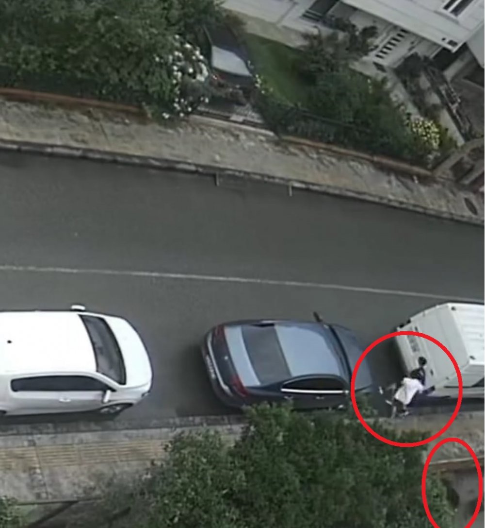 Köpekten korkup kaçan iki çocuğa otomobilin çarptı