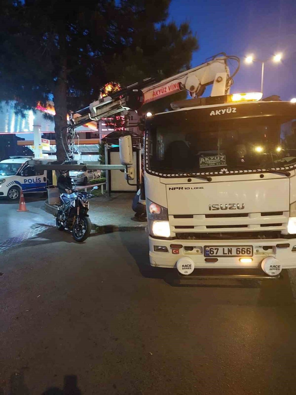 Dur ihtarına uymadı, polisin yazdığı ceza makbuzunu yere attı