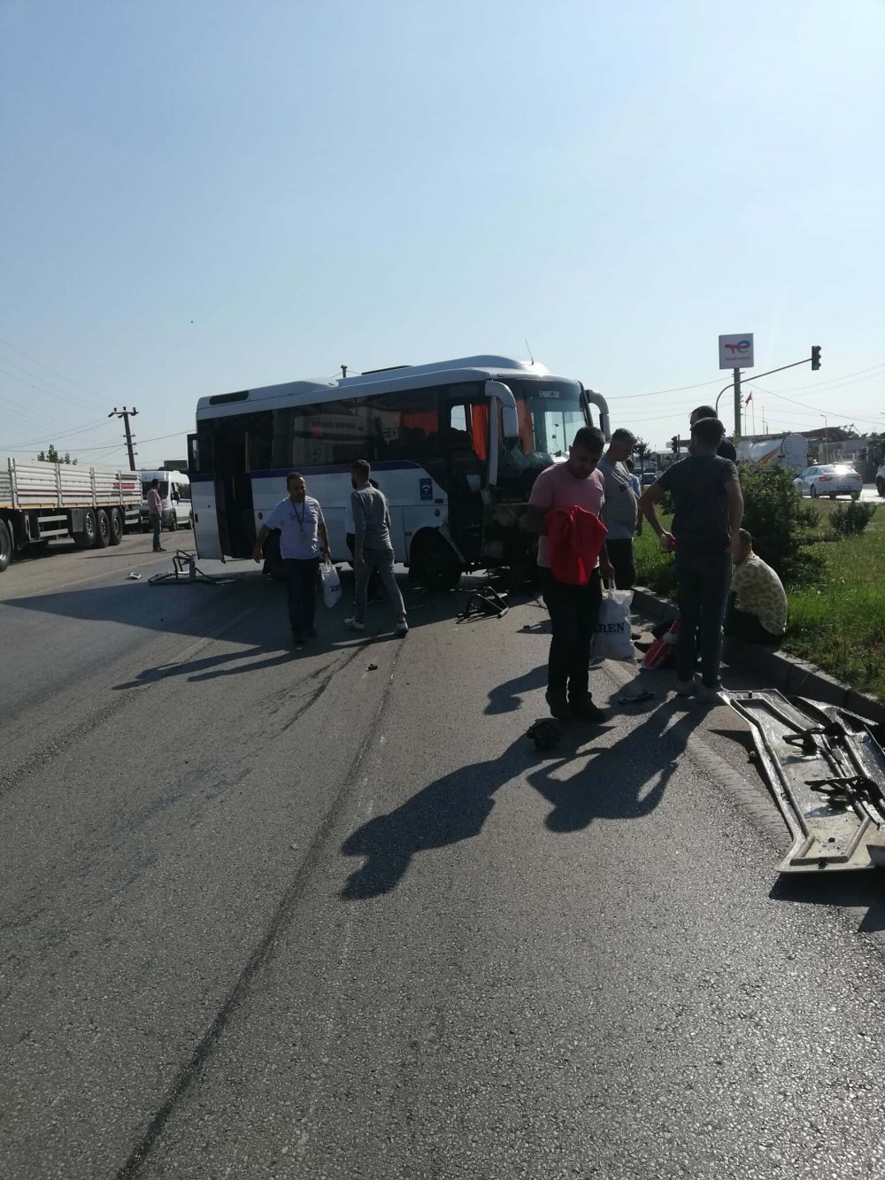 Fabrika işçilerinin taşındığı servis midibüsü ile traktör çarpıştı: 1 ölü, 10 yaralı