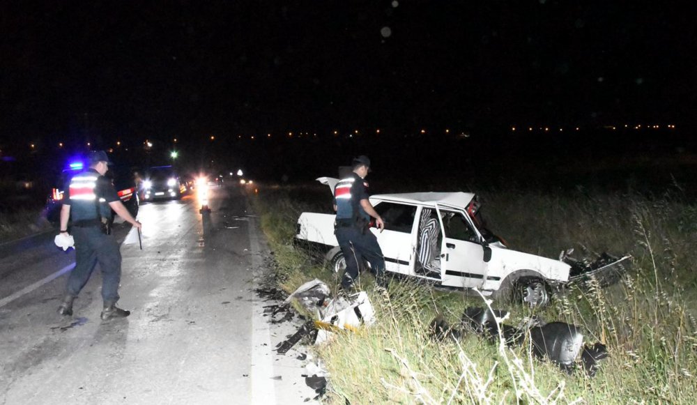 İki otomobil çarpıştı: Yaralılar var