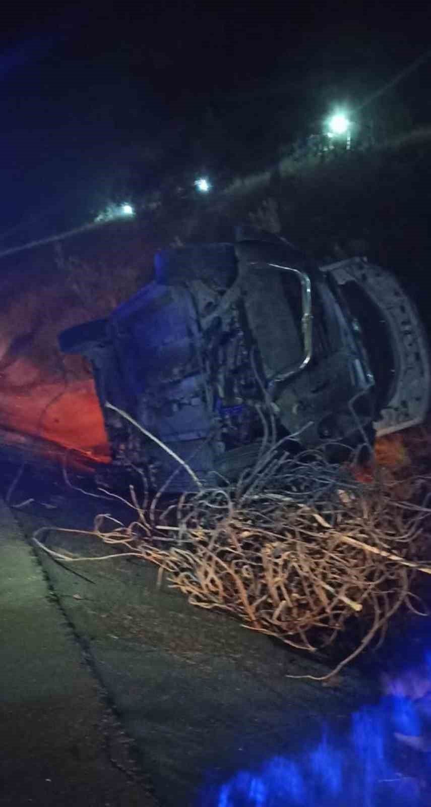 Kamyondan yola düşen hurda yığınına cip çarptı: 3 yaralı