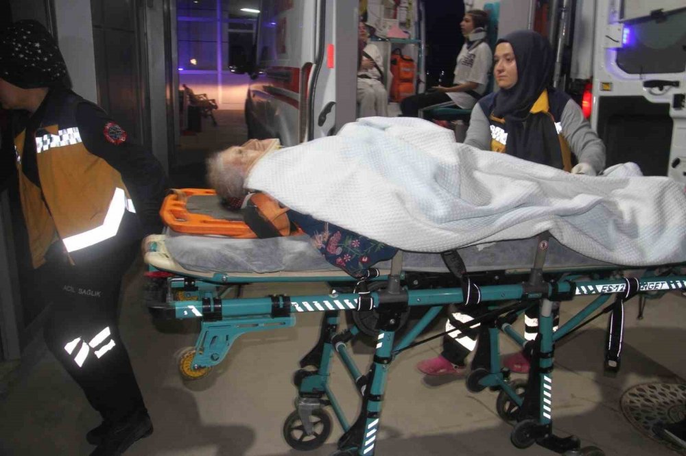 Konya’da bayram tatilinin ilk günü iki otomobil çarpıştı! Çok sayıda yaralı var!