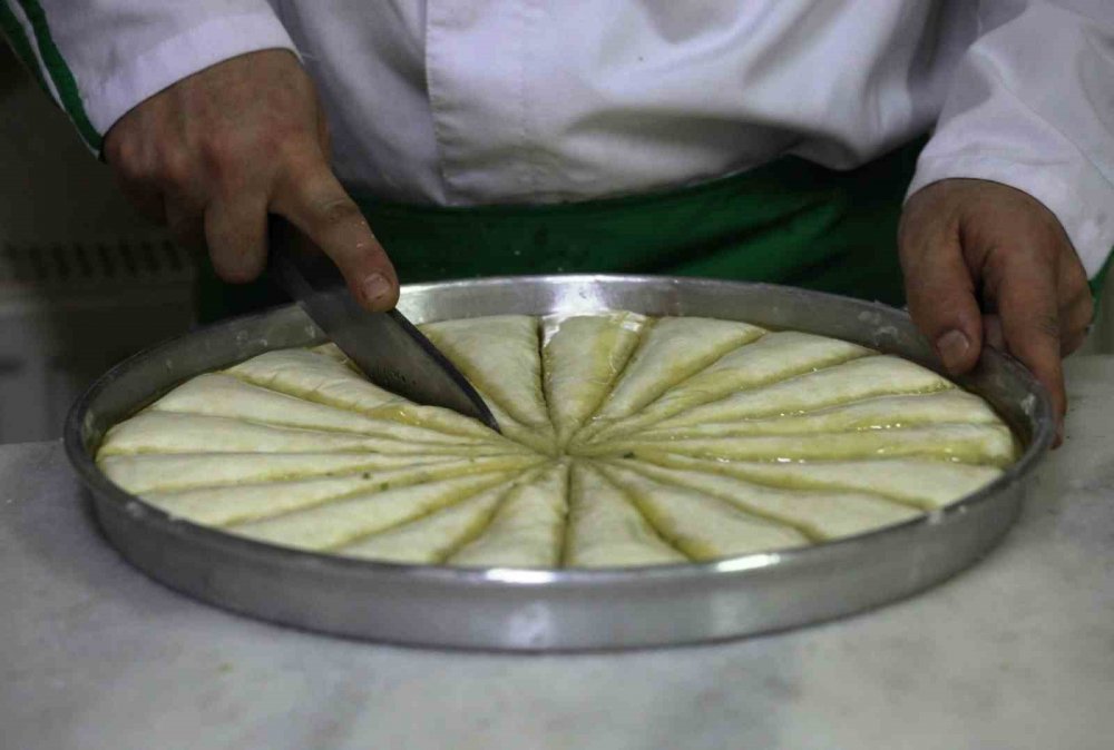 Konya'da taş fırında pişen bayramlık baklavalar tezgahta