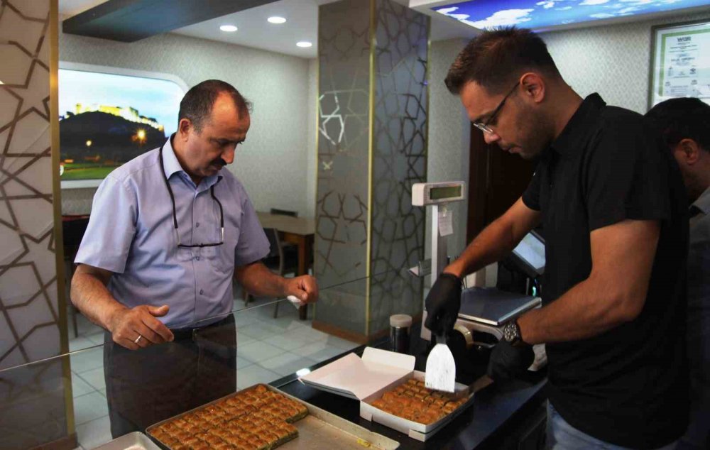 Konya'da taş fırında pişen bayramlık baklavalar tezgahta