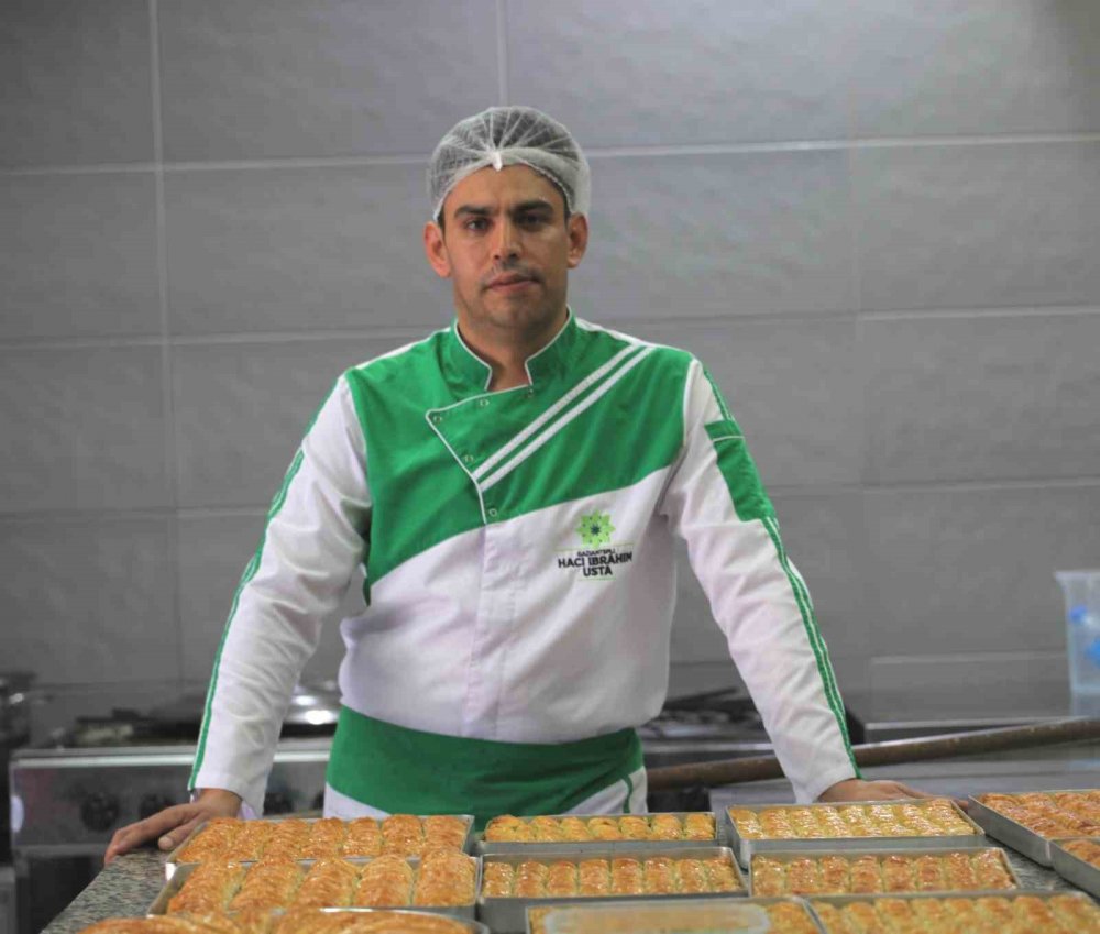 Konya'da taş fırında pişen bayramlık baklavalar tezgahta