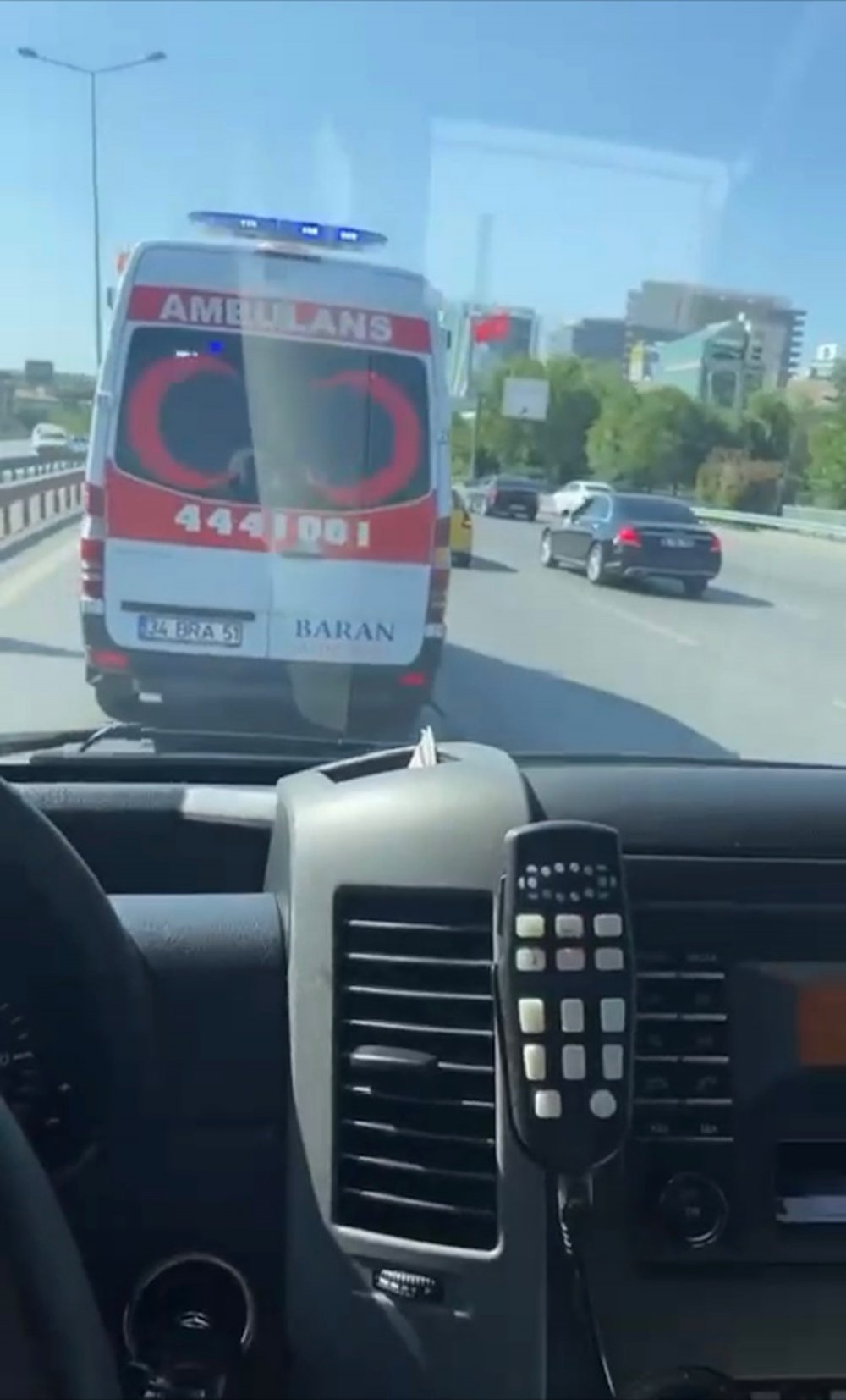 Düğün konvoyu ambulansa yol vermedi