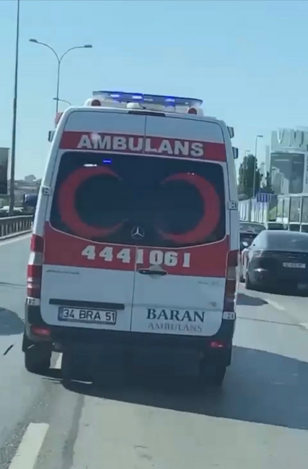 Düğün konvoyu ambulansa yol vermedi