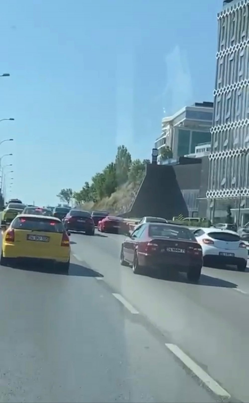 Düğün konvoyu ambulansa yol vermedi