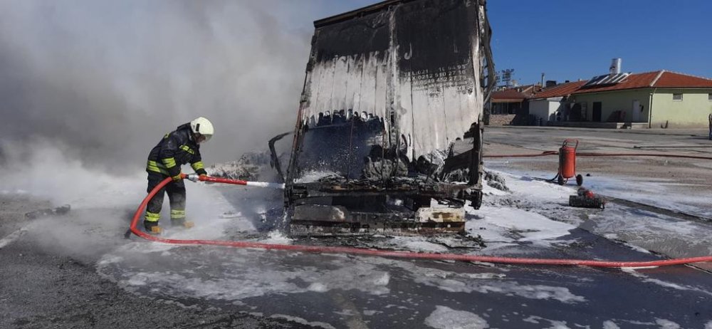 Konya'nın o ilçesinde tır alev alev yandı!