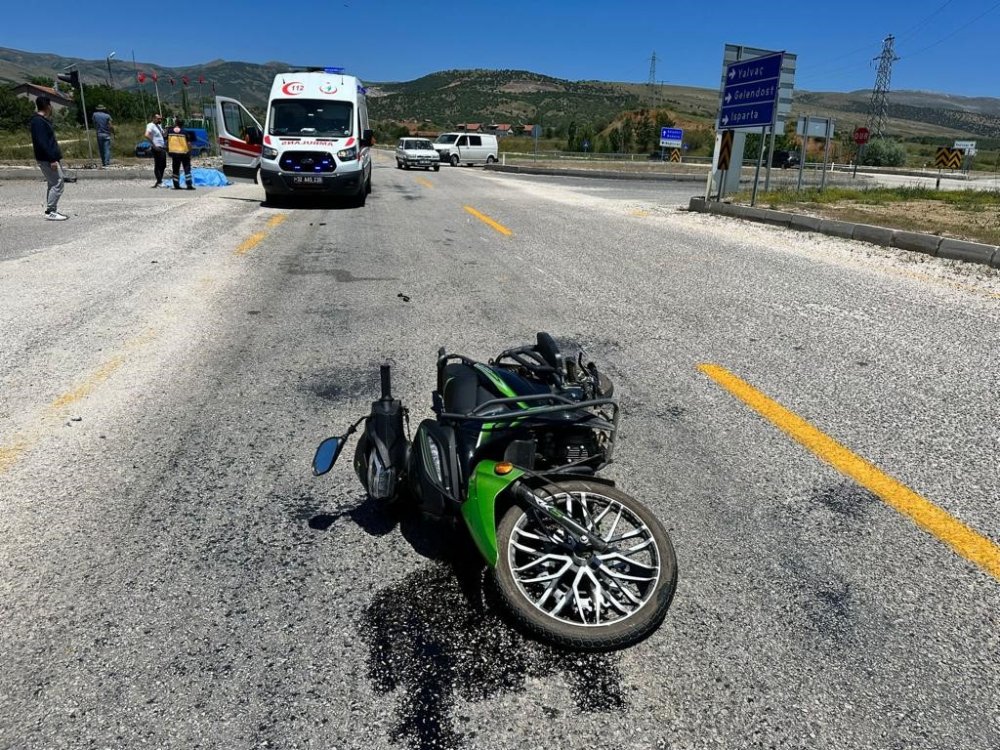 Motosiklet ile otomobil çarpıştı: 1 ölü, 2 yaralı