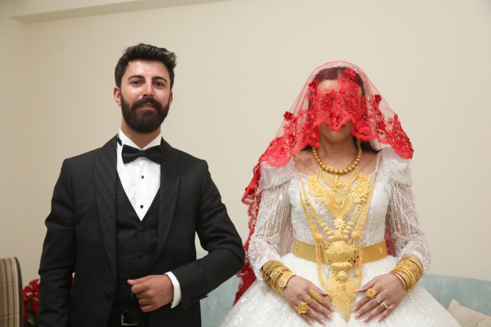 Takı töreni 5 saat sürdü! Milyonlarca para takıldı