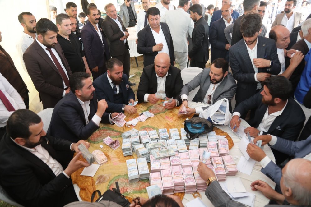 Takı töreni 5 saat sürdü! Milyonlarca para takıldı