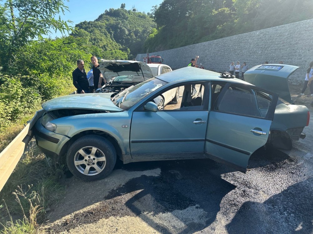 Freni patlayan otomobil karşı şeride geçerek otomobille çarpıştı: 1 ölü, 4 yaralı