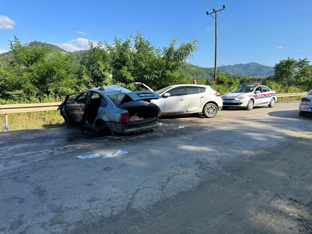 Freni patlayan otomobil karşı şeride geçerek otomobille çarpıştı: 1 ölü, 4 yaralı