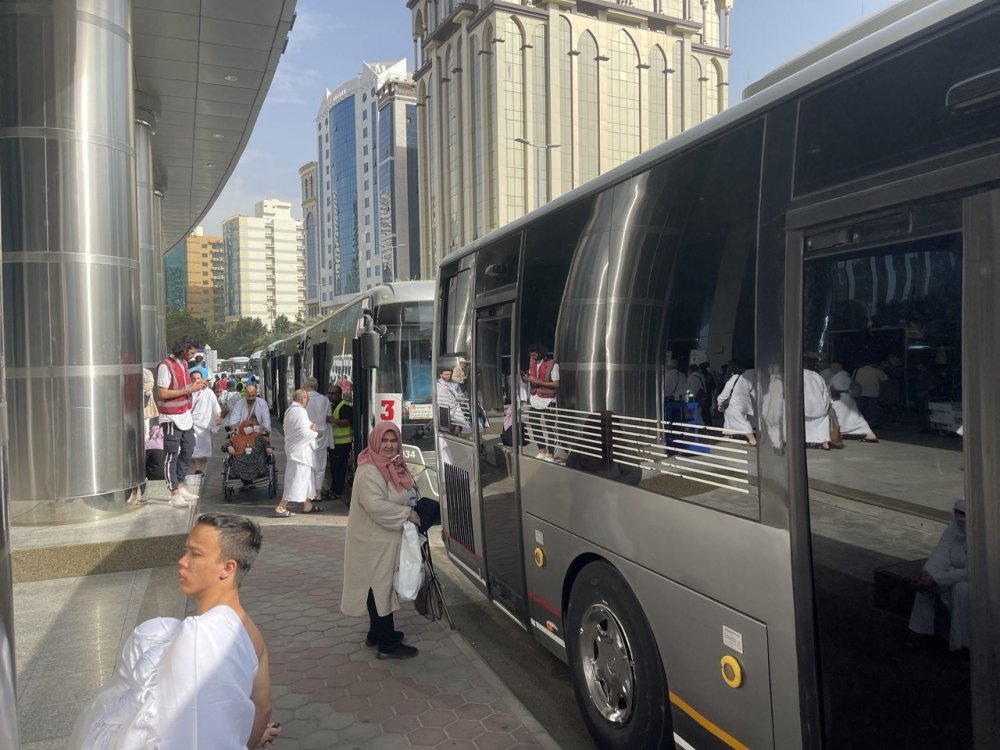 Hacı adayları Arafat yolunda