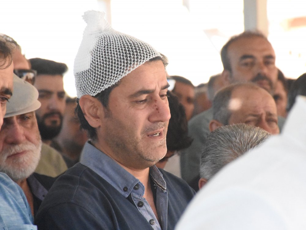 Kazadan yaralı kurtulan baba, eşi ve 2 çocuğunu son yolculuklarına uğurladı