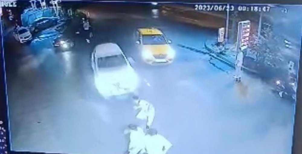 Kavga ettiği kişilere otomobil ile çarptı