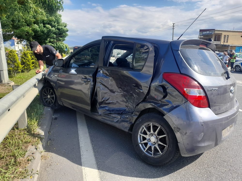Otomobiller çarpıştı: 1'i bebek, 5 yaralı