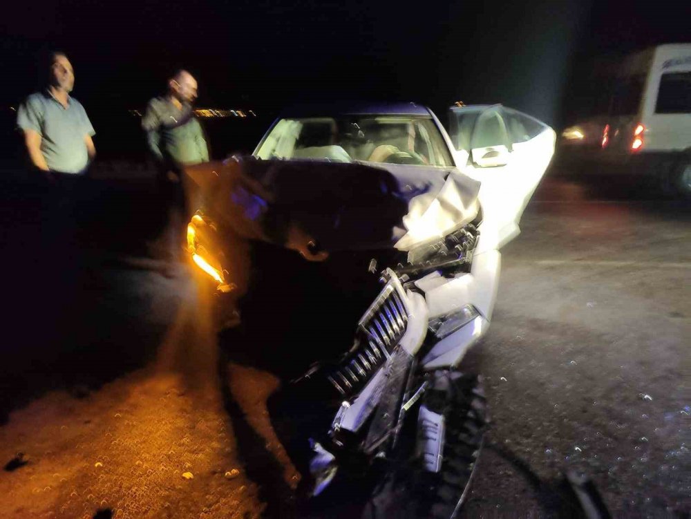 Otomobiller çarpıştı: 8 yaralı