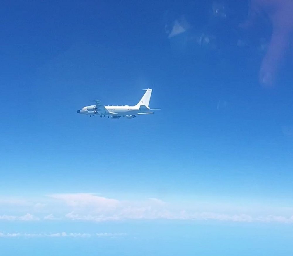 Ülke sınırına yaklaşan İngiliz uçaklarını engelledi