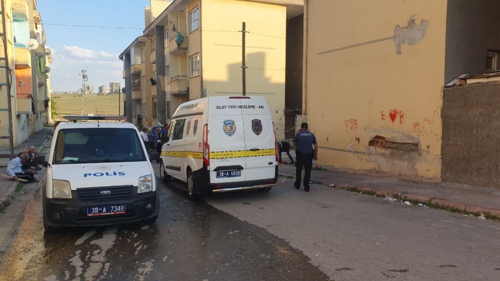 2’nci kattan düşen adam ağır yaralandı