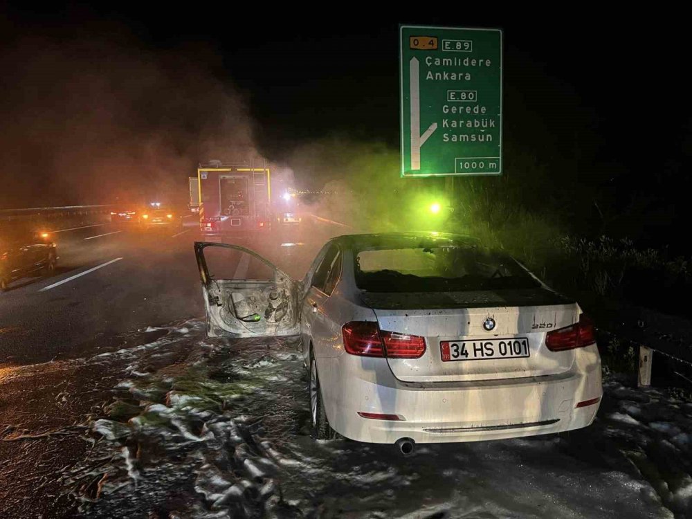 Alev alev yanan otomobil hurdaya döndü