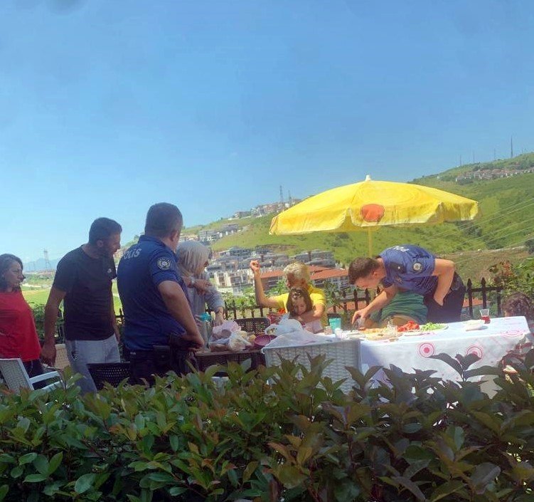 Bahçede bayram kahvaltısı yaparken dehşeti yaşadılar