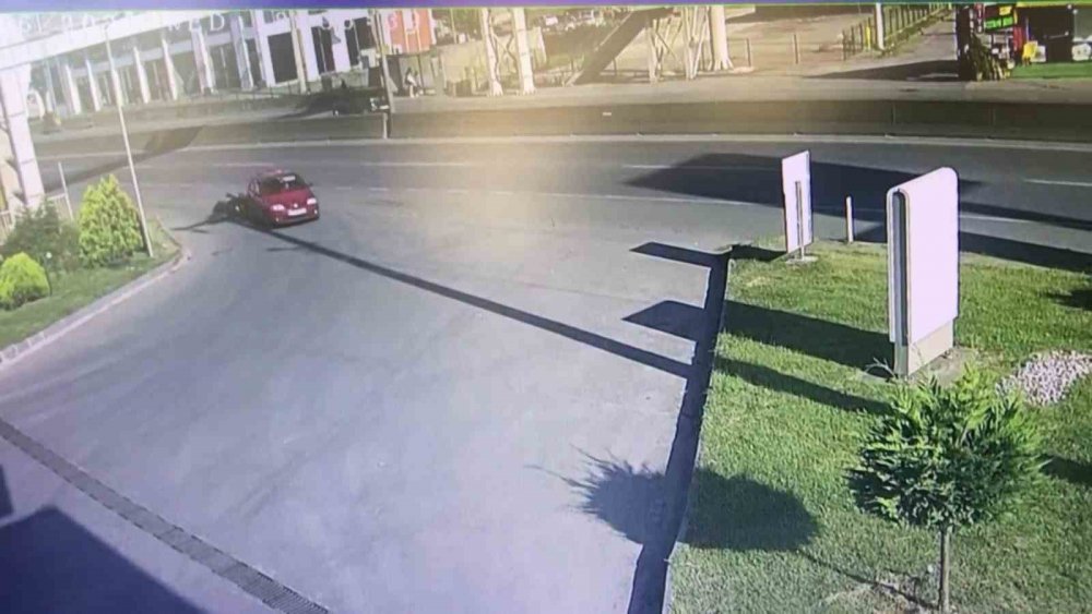 Benzin istasyonu girişinde motosiklet ve otomobil çarpıştı