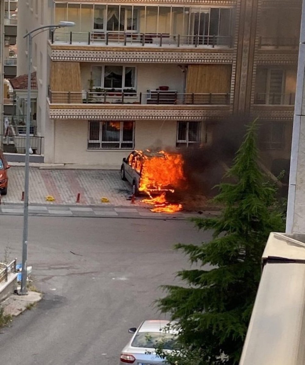 Bir anda yanmaya başlayan araç alev topuna döndü