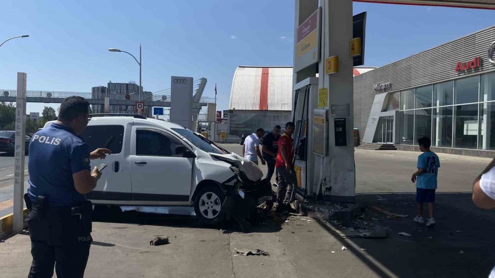 Çarpışan otomobillerden biri petrol istasyonuna daldı: 1’i çocuk 5 yaralı
