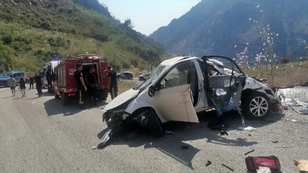 Feci kaza: 2 ölü, 1’i ağır 3 yaralı