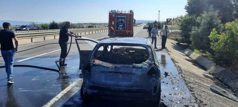 Gelibolu’da seyir halindeyken yanan araç kullanılamaz hale geldi